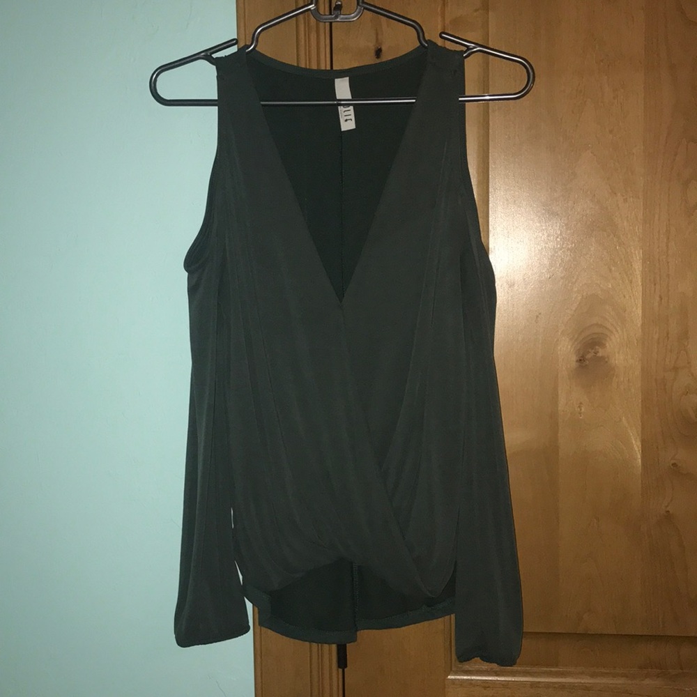 LONG SLEEVE COLD SHOULDER TOP
